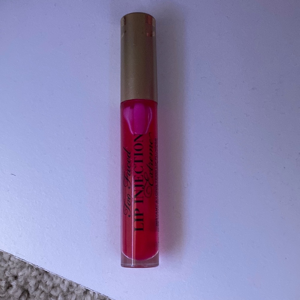 Too faced lip injection ‘Fruit punch’